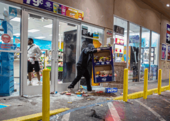 Protestos em Los Angeles contra ações do ICE viram cenário de vandalismo, saques e confrontos com a polícia. Governo Trump envia tropas e governador da Califórnia reage com críticas. Saiba o que está acontecendo.
