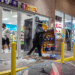 Protestos em Los Angeles contra ações do ICE viram cenário de vandalismo, saques e confrontos com a polícia. Governo Trump envia tropas e governador da Califórnia reage com críticas. Saiba o que está acontecendo.