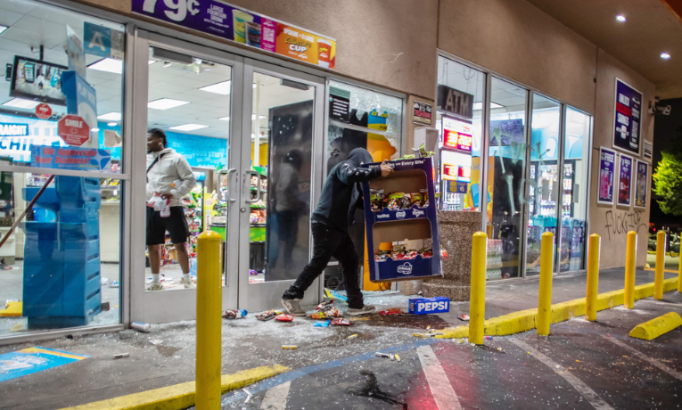 Protestos em Los Angeles contra ações do ICE viram cenário de vandalismo, saques e confrontos com a polícia. Governo Trump envia tropas e governador da Califórnia reage com críticas. Saiba o que está acontecendo.