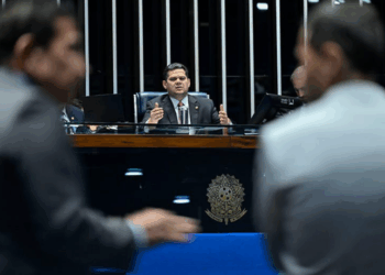 Câmara e Senado aprovaram aumento de deputados federais de 513 para 531 a partir de 2027. Entenda o impacto orçamentário e as mudanças na representação dos estados.