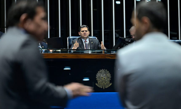 Câmara e Senado aprovaram aumento de deputados federais de 513 para 531 a partir de 2027. Entenda o impacto orçamentário e as mudanças na representação dos estados.
