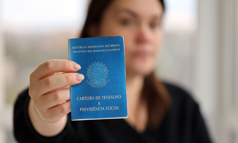 Pnad Contínua revela melhora no mercado de trabalho: desemprego em 6,2%, 1,2 mi de novos empregos e queda recorde no desalento.