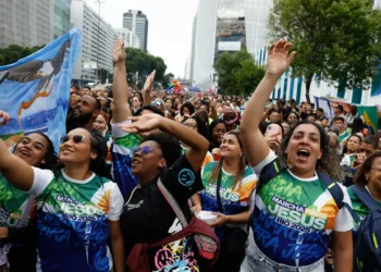 Católicos estão em queda e evangélicos em alta, mas com ritmo menor, diz Censo do IBGE