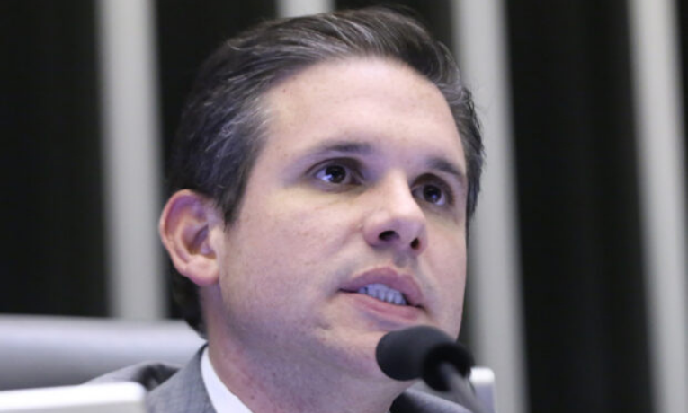 Hugo Motta afirma que alertou o governo Lula sobre risco de derrubada do decreto do IOF e critica narrativa de traição. "Capitão que vê o iceberg e não avisa é cúmplice", disse o presidente da Câmara.