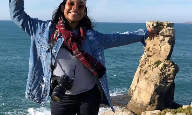 Corpo da turista Juliana Marins chega ao Rio nesta quarta (2), após queda no Monte Rinjani, na Indonésia. Família pede nova autópsia no Brasil.