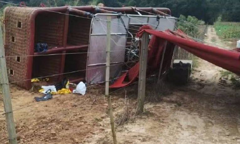 Uma mulher morreu após a queda de um balão com 33 pessoas em Capela do Alto (SP). O piloto foi preso em flagrante e o caso é investigado pela polícia e pelo Cenipa.