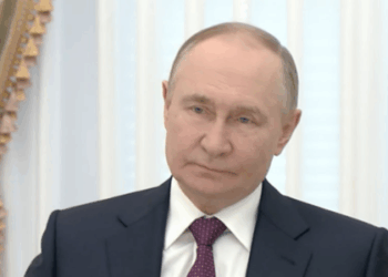 vladimir putin se reúne com o chanceler do irã em moscou após ataques dos eua a instalações nucleares iranianas e aumento da tensão com israel. rússia busca reforçar aliança estratégica