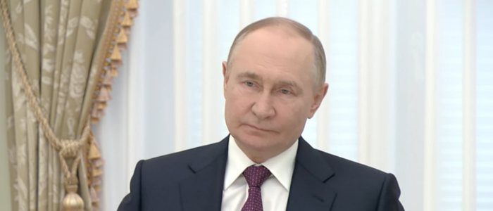 vladimir putin se reúne com o chanceler do irã em moscou após ataques dos eua a instalações nucleares iranianas e aumento da tensão com israel. rússia busca reforçar aliança estratégica