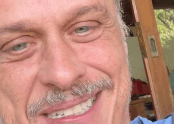Guilherme Fontes foi picado por uma cobra jararaca em casa, no meio da floresta. Ele relatou dor intensa, levou o animal ao hospital e alertou sobre o perigo e a importância de buscar atendimento médico rápido.