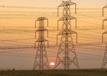 Aneel aprova aumento na tarifa de energia da RGE com alta média de 12,39%. Consumidores residenciais terão reajuste de 14,14%. Novas tarifas valem a partir de 19 de junho no RS.