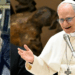 Madonna reage com bom humor à notícia de que é prima distante do papa Leão XIII. Estudo publicado pelo 'The New York Times' traçou a árvore genealógica do pontífice por mais de 12 gerações.