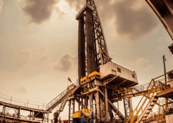 ANP arrecada quase R$ 1 bilhão com leilão de 34 blocos de petróleo e gás. Nove empresas participaram e investimentos podem chegar a R$ 1,4 bilhão.