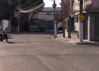 criminosos escondem câmeras em postes de vila velha, no ES, para monitorar presença da polícia. durante a operação, foragido com passagens por tráfico foi preso e equipamento foi apreendido