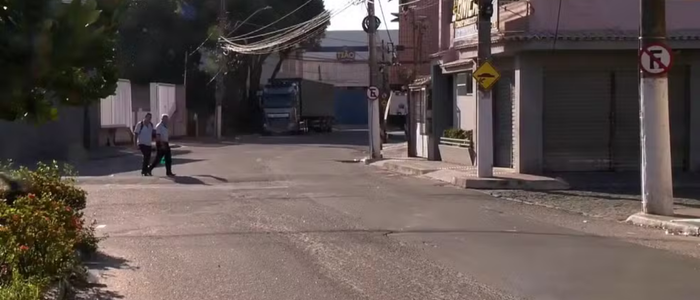 criminosos escondem câmeras em postes de vila velha, no ES, para monitorar presença da polícia. durante a operação, foragido com passagens por tráfico foi preso e equipamento foi apreendido