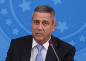 A defesa do general Braga Netto pediu ao ministro Alexandre de Moraes uma acareação com Mauro Cid no STF. A intenção é esclarecer divergências sobre um suposto plano golpista e o repasse de dinheiro em uma sacola de vinho.