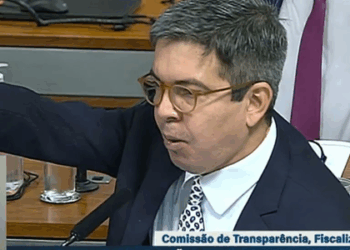 Randolfe Rodrigues afirma que a Ambec, responsável por mais de 30% dos descontos indevidos no INSS, iniciou atuação em 2021, durante o governo Bolsonaro. Comissão ouviu ministro da Previdência.