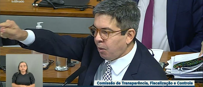Randolfe Rodrigues afirma que a Ambec, responsável por mais de 30% dos descontos indevidos no INSS, iniciou atuação em 2021, durante o governo Bolsonaro. Comissão ouviu ministro da Previdência.