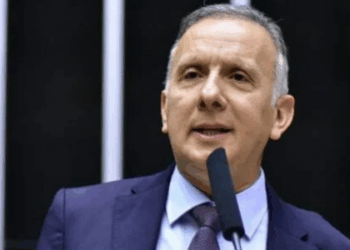 Relator do marco da inteligência artificial, Aguinaldo Ribeiro diz que proposta deve equilibrar inovação com proteção jurídica. Projeto já foi aprovado no Senado.