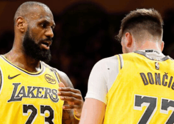Los Angeles Lakers é vendido por US$ 10 bilhões a Mark Walter. A transação se torna o maior negócio esportivo da história e marca o fim da era Buss no comando da franquia da NBA.