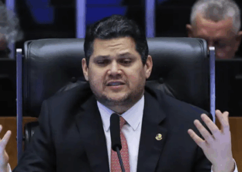 CPMI do INSS é instalada no Congresso para investigar fraudes em descontos de aposentadorias. Comissão terá 180 dias e pode apurar prejuízo de até R$ 3 bilhões.