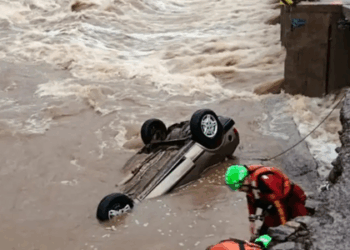 Temporais castigam o Rio Grande do Sul e causam duas mortes, um desaparecimento e grandes prejuízos. Mais de 2 mil pessoas estão desalojadas ou desabrigadas. Defesa Civil atua em regime de emergência.