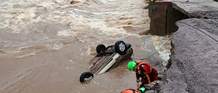 Temporais castigam o Rio Grande do Sul e causam duas mortes, um desaparecimento e grandes prejuízos. Mais de 2 mil pessoas estão desalojadas ou desabrigadas. Defesa Civil atua em regime de emergência.