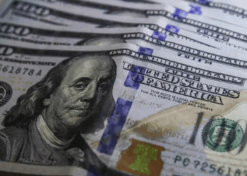 Em dia de alívio global, dólar recua para R$ 5,48 e bolsa sobe quase 1,5%, impulsionada por commodities e expectativas positivas sobre a Selic. Conflito no Oriente Médio perde força.