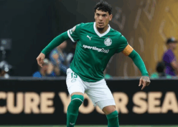 Palmeiras vence Al-Ahly por 2 a 0 no Mundial de Clubes e assume liderança do Grupo A. Com gols de Flaco López e um contra, Verdão enfrentará o Inter Miami na próxima rodada.