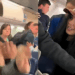 Agressora identificada como Leanna Perry, artista de Nova York, ataca passageira brasileira em voo nos EUA. Vídeo mostra ofensas gordofóbicas, racistas e tentativa de contenção por outros passageiros.