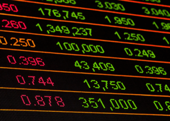 Selic a 15% pressiona o Ibovespa, que opera em queda nesta sexta (20). Alta de juros futuros e cenário externo contribuem para volatilidade nos mercados.