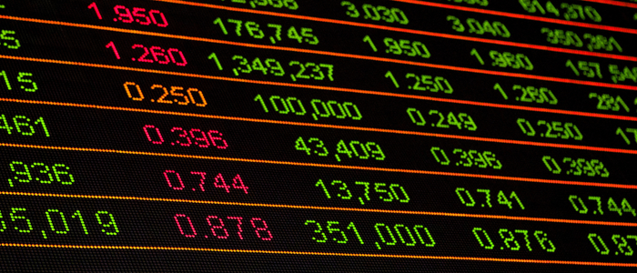 Selic a 15% pressiona o Ibovespa, que opera em queda nesta sexta (20). Alta de juros futuros e cenário externo contribuem para volatilidade nos mercados.