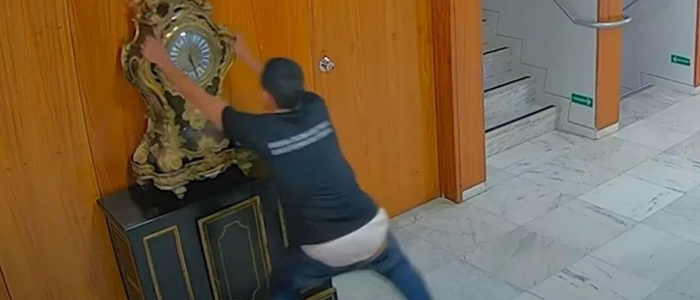 Mecânico que destruiu relógio de Dom João VI durante invasão aos Três Poderes é preso novamente em Goiás. Soltura foi anulada por decisão de Alexandre de Moraes.