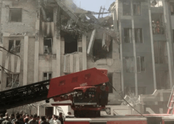 Israel afirma ter destruído instalações nucleares iranianas e matado três comandantes em Isfahan. Irã reage com novos drones, mas impacto é limitado.
