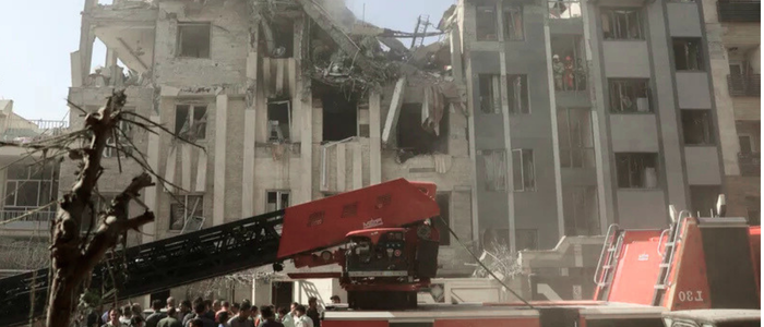 Israel afirma ter destruído instalações nucleares iranianas e matado três comandantes em Isfahan. Irã reage com novos drones, mas impacto é limitado.