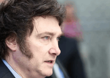 Javier Milei pede novo corte de gastos a todos os ministérios para atingir superávit de 1,6% do PIB em 2025. Medida reforça compromisso com FMI e política de austeridade.