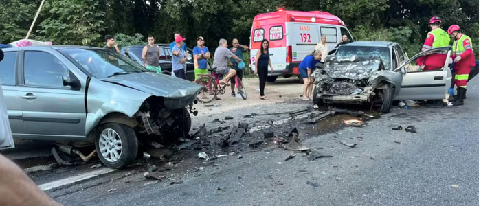 Uma colisão entre dois carros na BR-101, em Iconha (ES), deixou uma mulher morta e dois homens gravemente feridos. Um dos feridos foi socorrido por helicóptero. Trânsito teve desvios e lentidão.