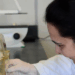 Pesquisadores brasileiros criam biotecidos de fígado que simulam tecido humano real para testes de toxicidade, oferecendo alternativa mais confiável e ética aos testes em animais. A inovação pode acelerar o desenvolvimento de novos medicamentos e tratamentos.