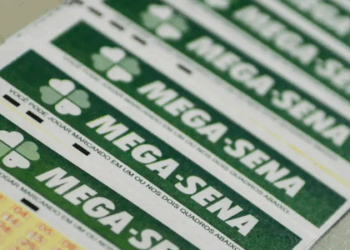Mega-Sena sorteia nesta segunda-feira (17) um prêmio acumulado de R$ 110 milhões. Apostas podem ser feitas até as 19h nas lotéricas ou pela internet. Sorteio será transmitido ao vivo.