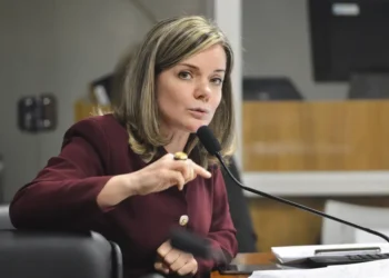 Gleisi fala em diálogo com Motta e Alcolumbre horas antes de reunião sobre ajuste fiscal