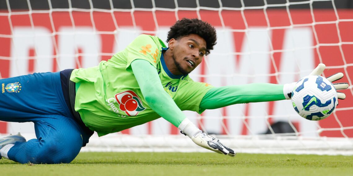 Brasil faz último treino no CT do Corinthians debaixo de chuva e com dúvida no ataque