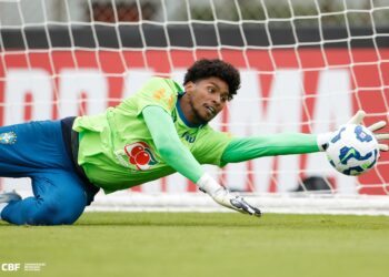 Brasil faz último treino no CT do Corinthians debaixo de chuva e com dúvida no ataque