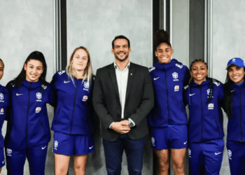 Presidente da CBF, Samir Xaud, anuncia ampliação dos investimentos no futebol feminino. Estratégias visam fortalecer a base e garantir legado após Copa de 2027 no Brasil.