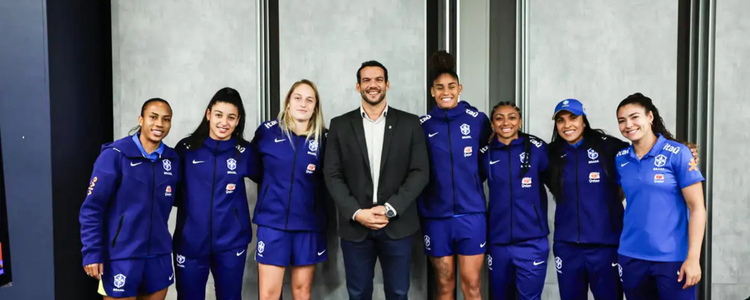 Presidente da CBF, Samir Xaud, anuncia ampliação dos investimentos no futebol feminino. Estratégias visam fortalecer a base e garantir legado após Copa de 2027 no Brasil.