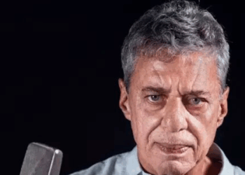 Chico Buarque, de 80 anos, passou por uma cirurgia no crânio nesta terça (3) no Rio. Procedimento foi simples e feito para aliviar pressão intracraniana.