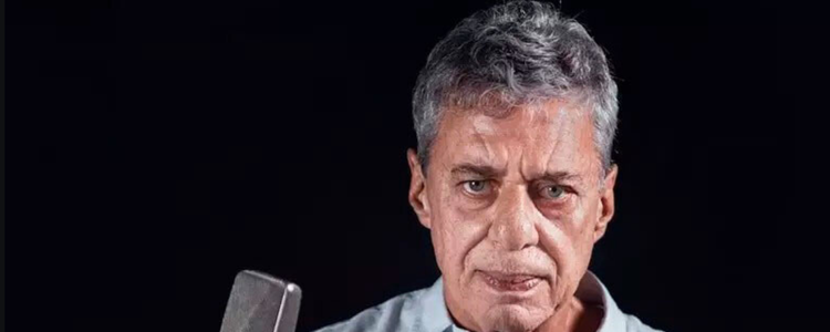 Chico Buarque, de 80 anos, passou por uma cirurgia no crânio nesta terça (3) no Rio. Procedimento foi simples e feito para aliviar pressão intracraniana.