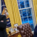 Trump e Elon Musk protagonizam briga pública com acusações, ameaças e escândalos. Conflito gera impacto bilionário e levanta debate sobre impeachment e uso político de contratos.