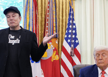 Ameaça de Donald Trump de cancelar contratos com a SpaceX pode forçar os EUA a depender da Rússia para lançamentos espaciais. Especialistas alertam sobre riscos à segurança nacional.