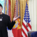Ameaça de Donald Trump de cancelar contratos com a SpaceX pode forçar os EUA a depender da Rússia para lançamentos espaciais. Especialistas alertam sobre riscos à segurança nacional.