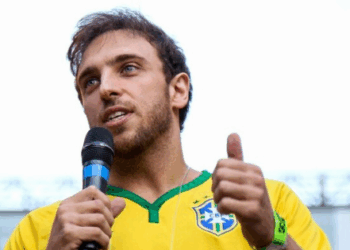 O humorista Léo Lins foi condenado a 8 anos e 3 meses de prisão por piadas com teor discriminatório. Sentença cita incitação à intolerância e violência verbal. Cabe recurso.