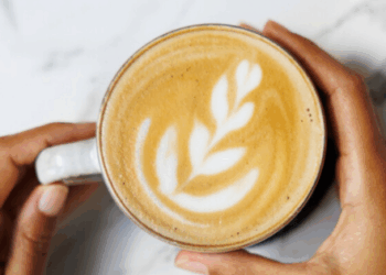 Anvisa proíbe venda de marcas de café adulterado com toxinas perigosas. Entenda como identificar produtos falsificados e se proteger no supermercado.